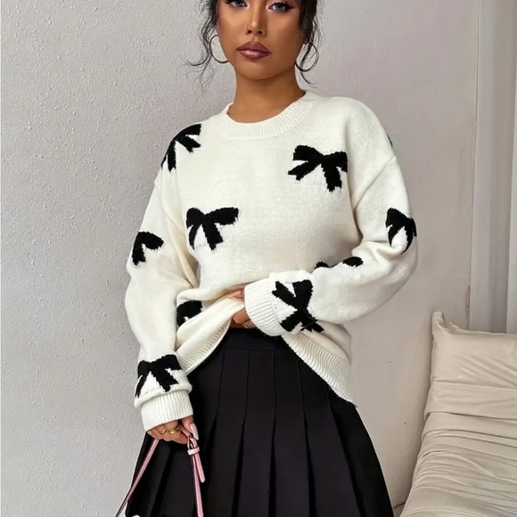 Bow Pattern Crew Neck Sweater - Picture 5 of 5